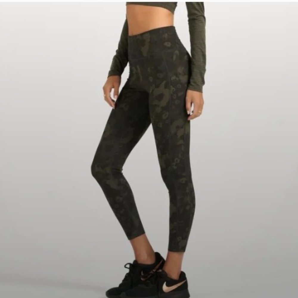 New without tags VUORI Stride 7/8 Legging Oregano Green Camo